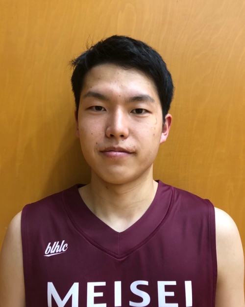 男子バスケットボール部のユニフォームを着用する岡田泰希選手の写真