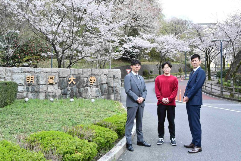 旧正門前で櫻井教授、細越さん、湯山氏による記念撮影