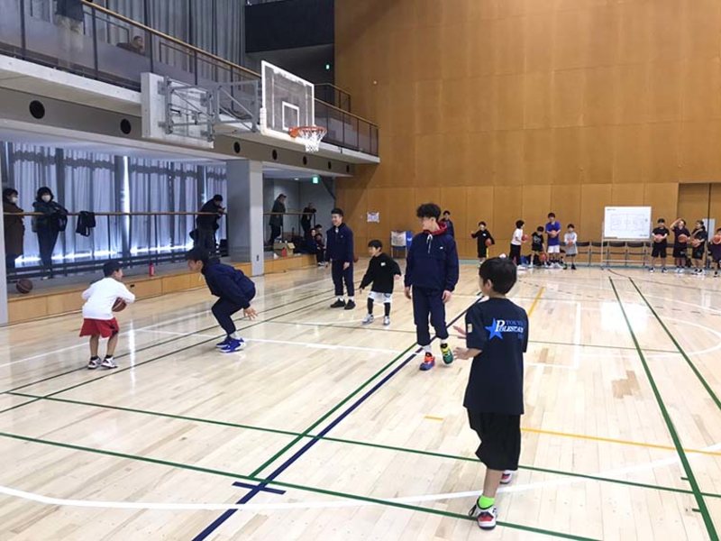 小学生のミニバスケットチームと練習