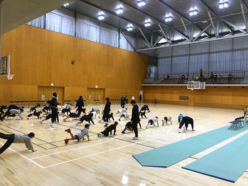 小学生のミニバスケットチームと練習