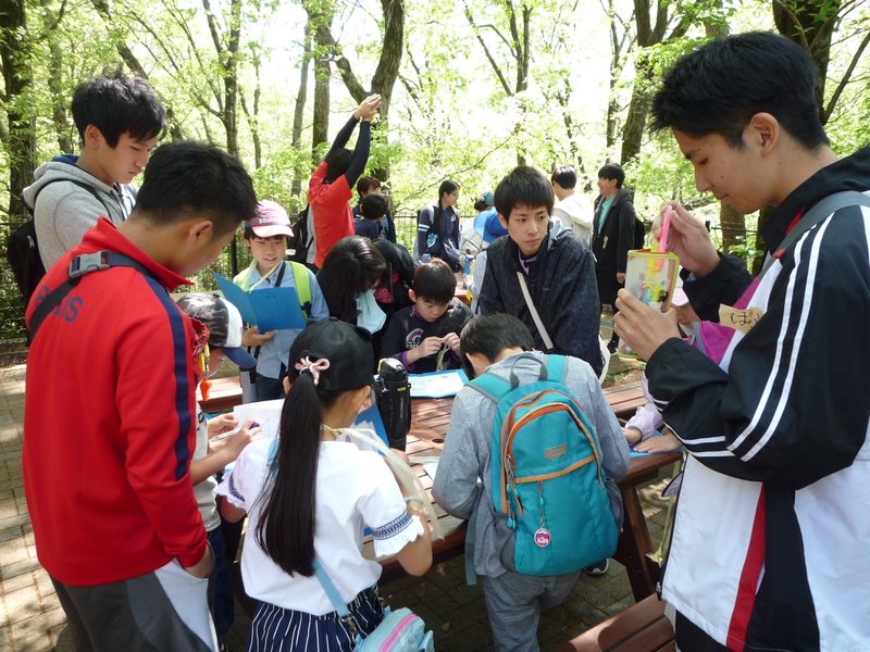 本学ボランティアサークル　初等教育研究会「どろんこの会」による、児童館でのイベントの企画・運営のようす