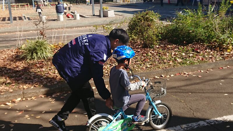 自転車を押す様子