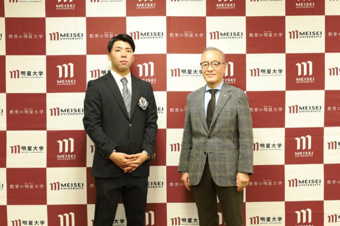 落合学長と松井選手による記念写真