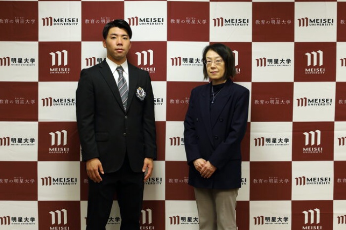 吉川副学長と松井選手による記念写真