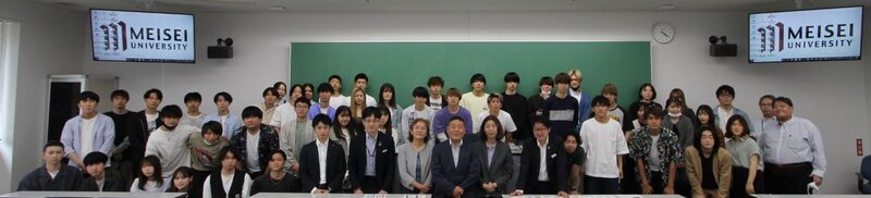 経営学部学生と有限会社オネストの植木代表取締役、植木常務取締役、多摩信用金庫ご担当者方々との記念撮影