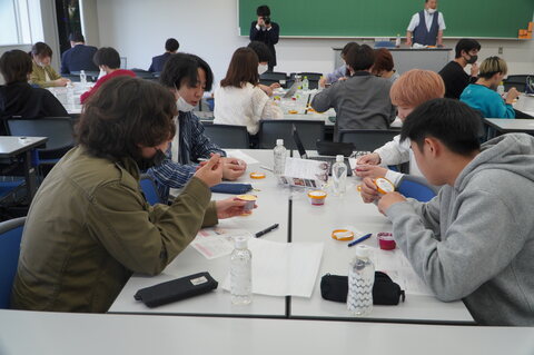 学生たちがジェラートを試食