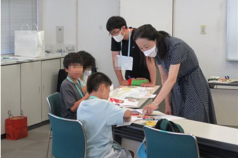 髙橋和子教授と子どもたちの様子