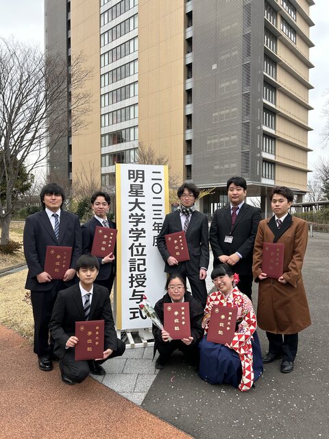 学位記授与式後の様子2