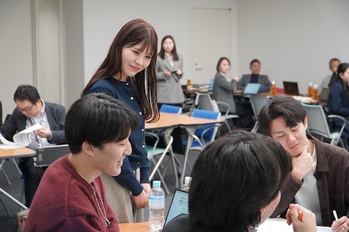 MFMの社員の方も各グループにアドバイス