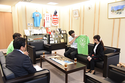 デザインについて説明する高橋にこさんとデザイン学部 川又淳教授