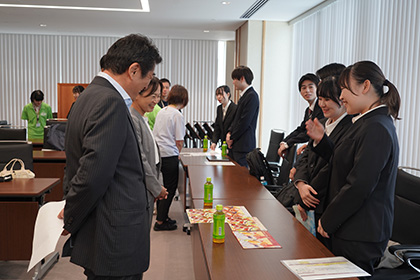 終了後に高野市長が各グループと談笑