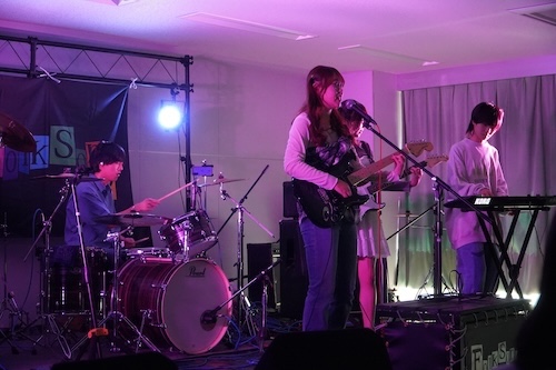 フォークソング部のライブ風景