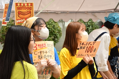 「ホットドックどうですか〜」の声が響きます