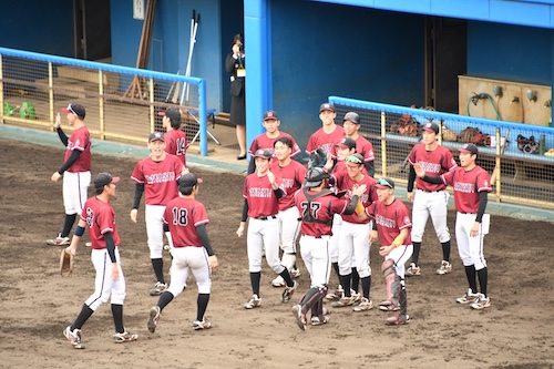 ピンチを脱し、沸く明星ベンチ