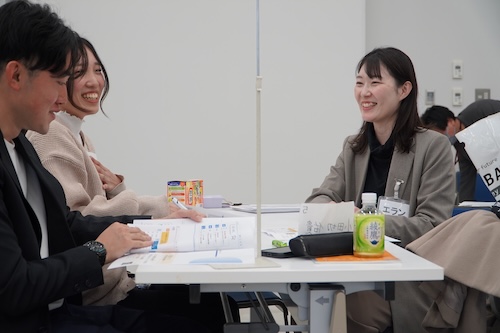 企業の方との対話を楽しむ様子