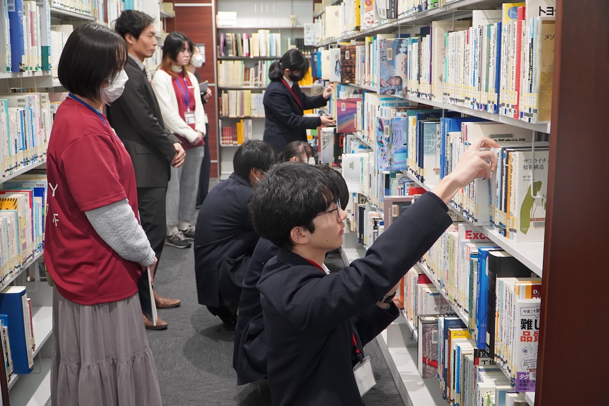昭和第一学園高等学校の生徒が明星大学図書館で職業体験を実施 — 高大