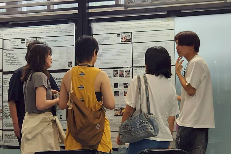 英語や中国語など複数の言語を用いて行われたポスター発表の様子