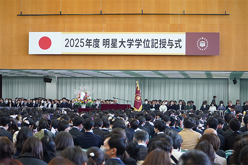 学位記授与式後の様子1