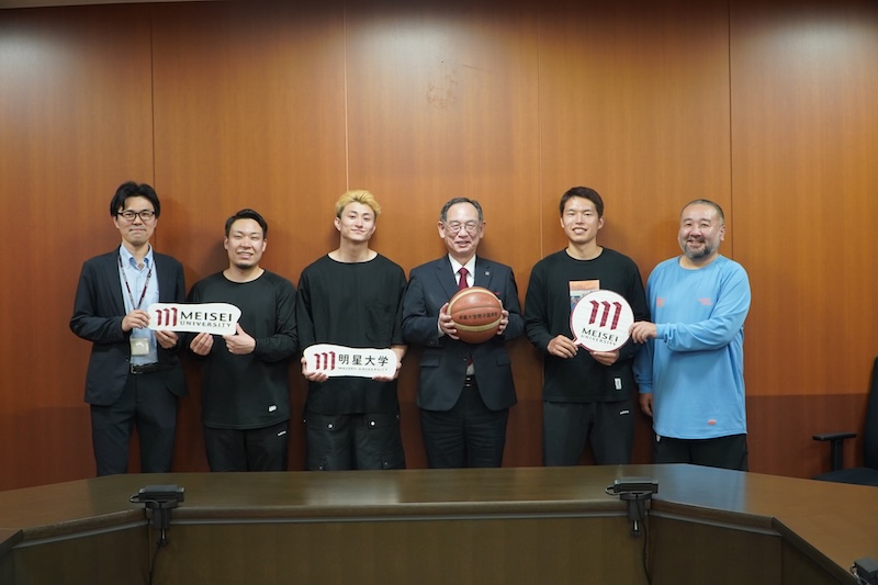 （写真左から）男子籠球部 中村佳央顧問、菊地敦友コーチ、加藤嵩都選手、冨樫伸学長、岡田泰希選手、男子籠球部 柴山英士監督
