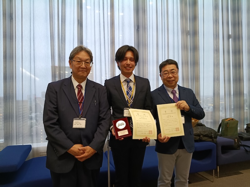 （写真左から）岩附信行 学会長 、山田晃誠さん 、齊藤剛 教授