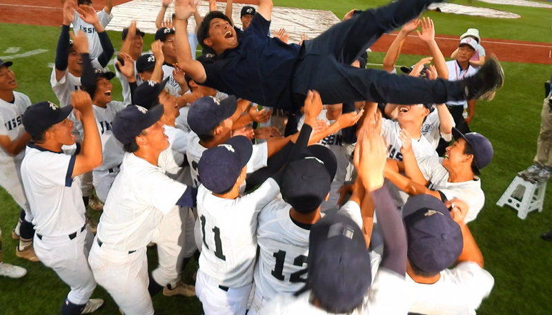 甲子園出場を決め、部員たちから胴上げされる平井さん（2026年7月26日、明治神宮野球場／平井さん提供）