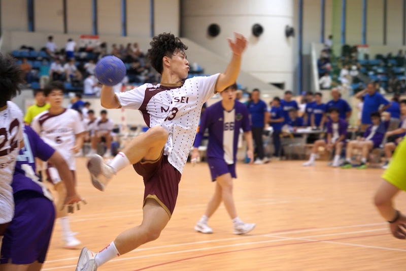 倒れ込みながらシュートを放つ西谷秀義選手（建築学部建築学科３年・昭和学院）／2026年8月12日　中央大学多摩キャンパス体育館