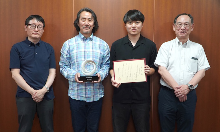 写真左から、長岡秀行 学苑・大学事務局長、尼岡利崇教授、清水海人さん、冨樫伸学長