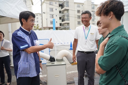 竹増貞信代表取締役社長と談笑する倉重陽さん、高木我聞さん