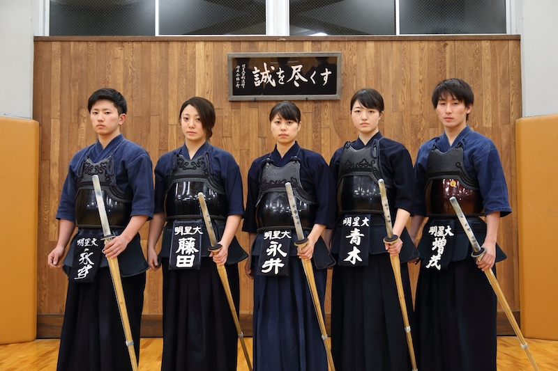大学時代の山北さん（写真中央／明星大学 大学案内2020より）