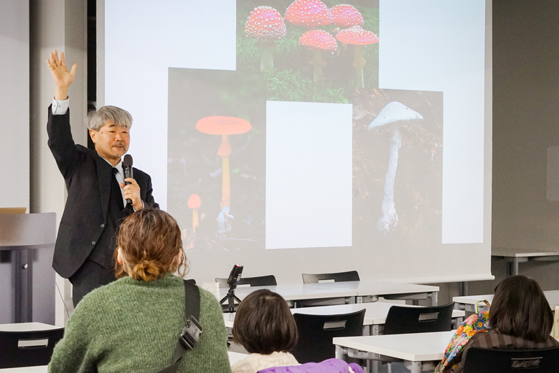 「キノコ　ワークショップ+フィールドワーク」で講演する篠山浩文教授（2025年3月8日／明星大学にて）