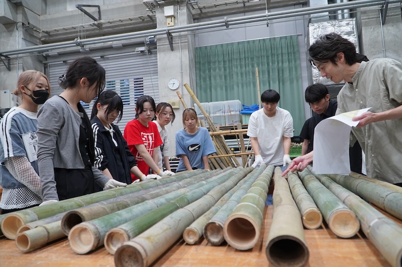 授業風景（写真右：栃内秋彦 准教授／学生募集・広報チーム撮影）