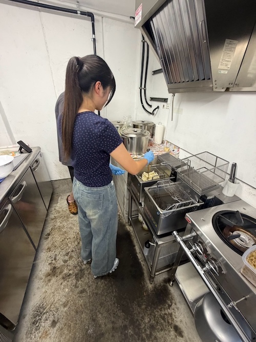 小谷野さんのもとで「アンダガシー」を試作する様子