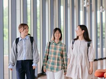 話しながら大学の構内を歩く学生