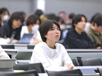 大講義室で講義を聞く学生