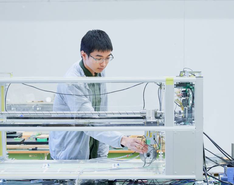 大きな機械を操作する学生