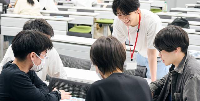 複数人で議論する学生たち