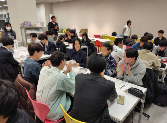 グループごとに会話している学生