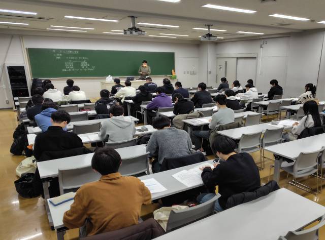 教室で数学講座を受ける学生
