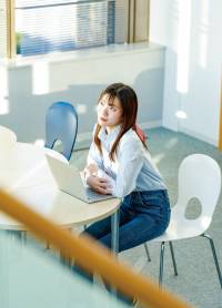 大学構内で過ごす学生
