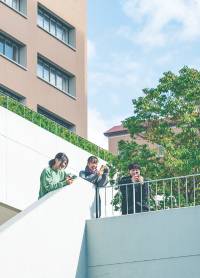 大学構内で過ごす学生