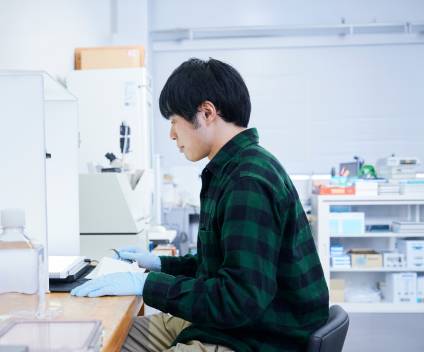実験に取り組む学生