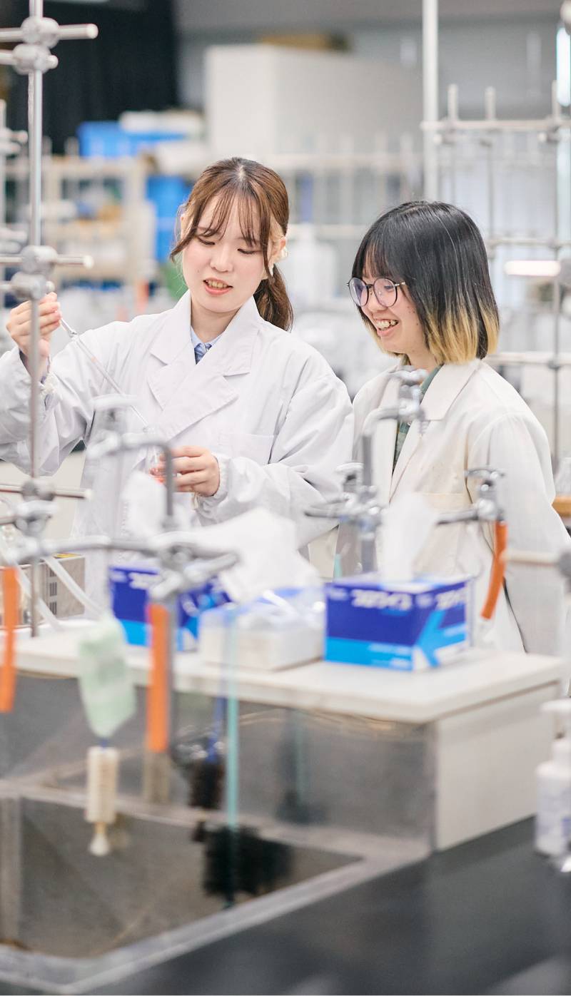 友達と実験に取り組む様子