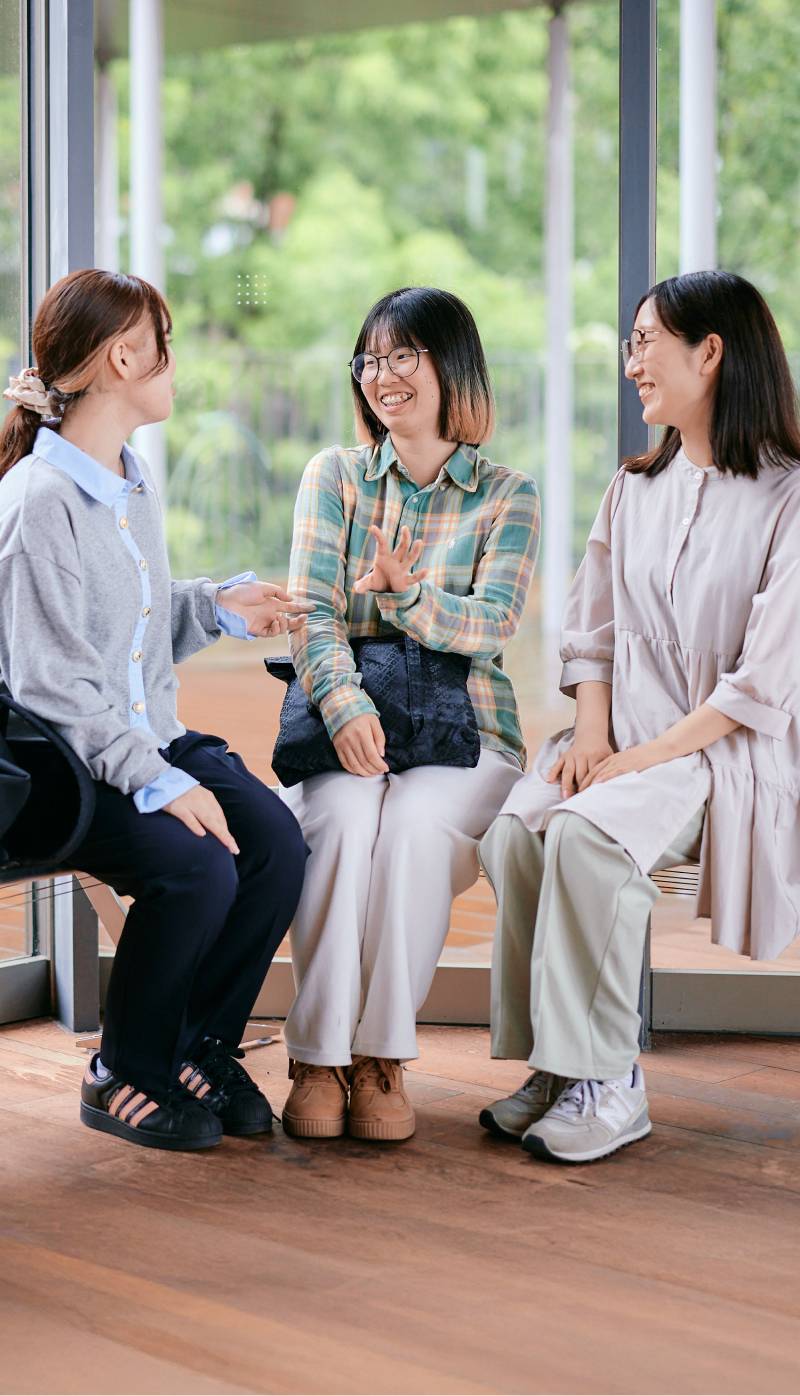 友達と笑い合う女子学生
