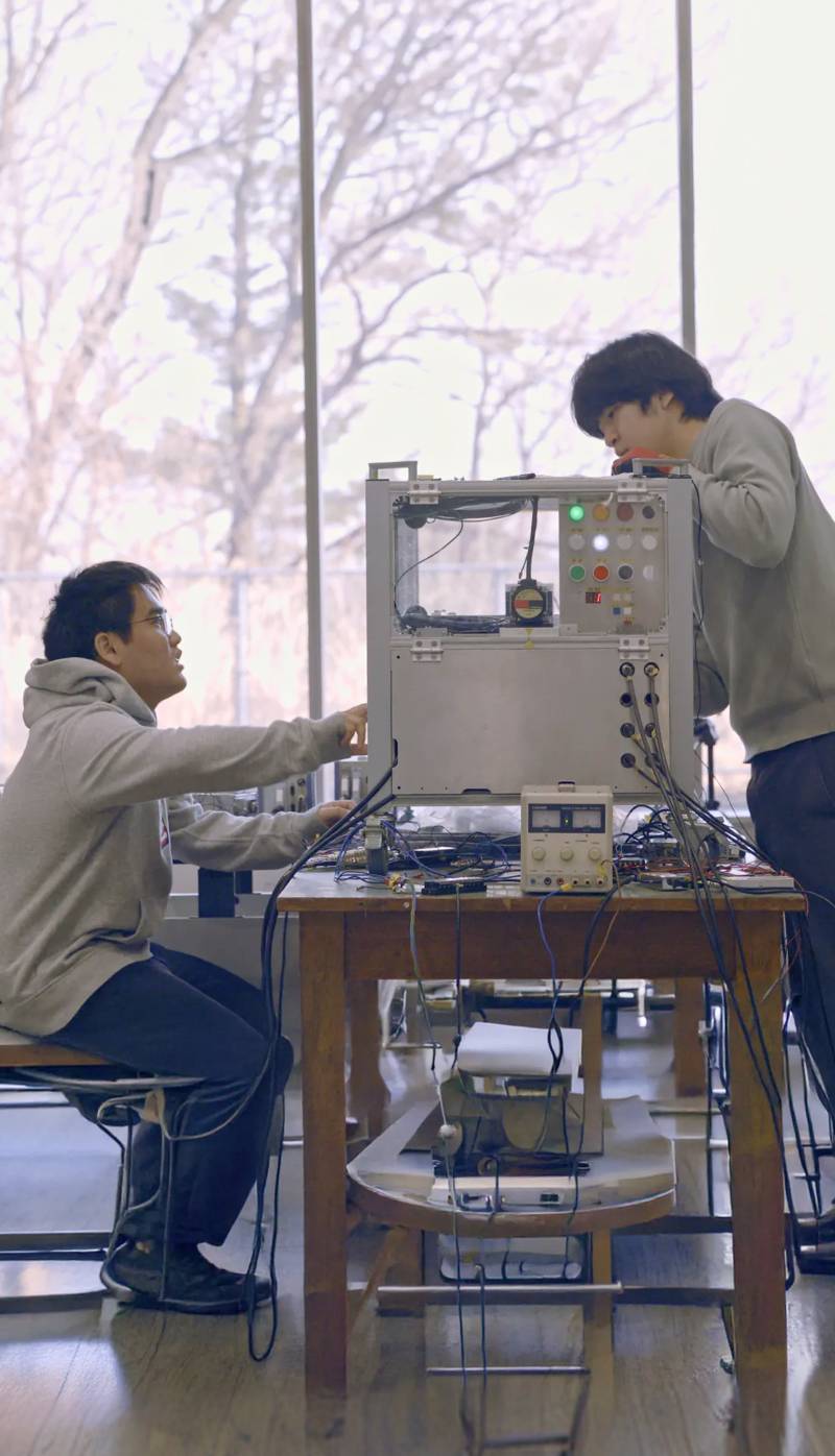 機器を操作する学生
