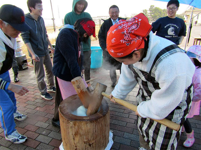 お餅つきの様子1