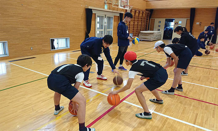 男子籠球部員と練習をする生徒たち2