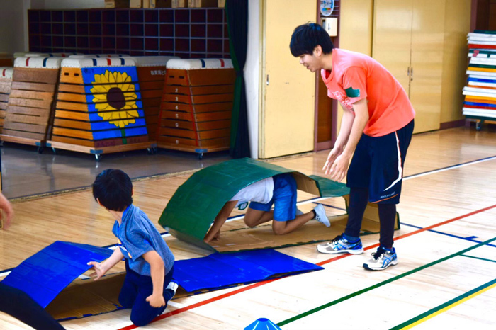 キャタピラで競争する子どもたち