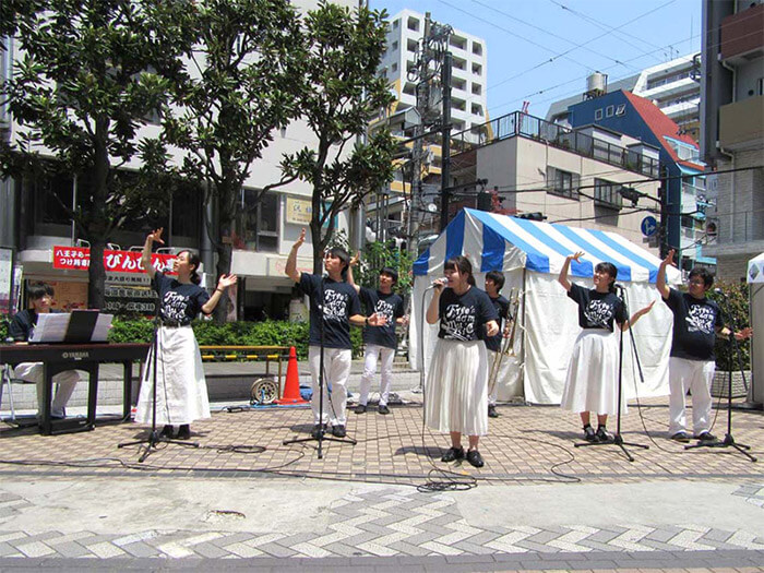 演奏をする学生たち