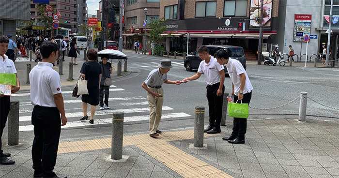 交通安全の呼びかけの様子1