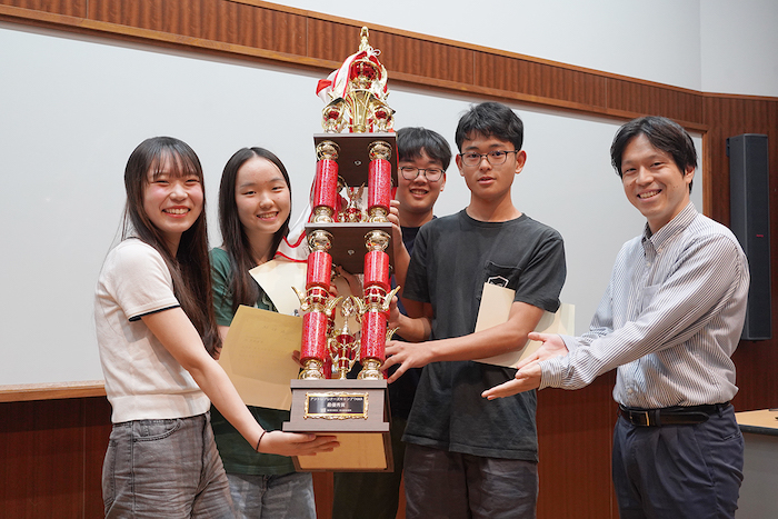 高校生アントレプレナーズキャンプTAMA2025_最優秀賞を獲得したチーム『OkoNomy』